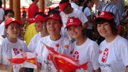 2008奧運火炬在蘭州傳遞，歐米茄中國區(qū)副總裁Carlos先生是第8號火炬手，蘭州巍雅斯員工啦啦隊為奧運加油