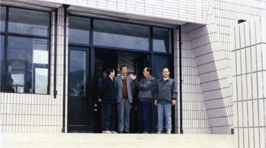  1992年9月30日，時(shí)任我省省長賈志杰、副省長李萍、定西地委書記張國維、臨洮縣副縣長魏家農(nóng)視察巍雅斯總部.